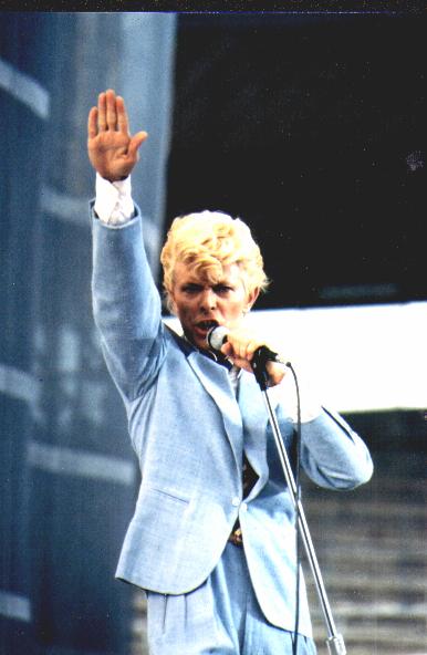 David Bowie faisant le salut Nazi