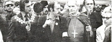 La tête du cortège de l'ALCARAF avec R. Godsiff, Maire de Lewisham (portant une chaine), M. Power du parti communiste, M Stockwood, l'évèque de Southwark, et M. Savitt représentant de la communauté juive britannique.