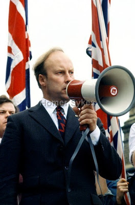 Tyndall harangue ses troupes du NF, ce 13 aout (photo Homer Sykes)